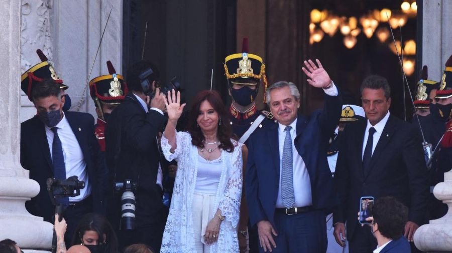 Salida del Presidente a la plaza después del discurso durante la Asamblea Legislativa 20220301