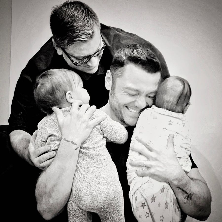 Tiziano Ferro se convirtió en papá por dos: la foto más dulce con su nueva familia