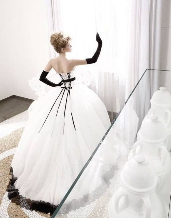 Marie Claire | Cómo son los vestidos de novia góticos que conquistan las  pasarelas