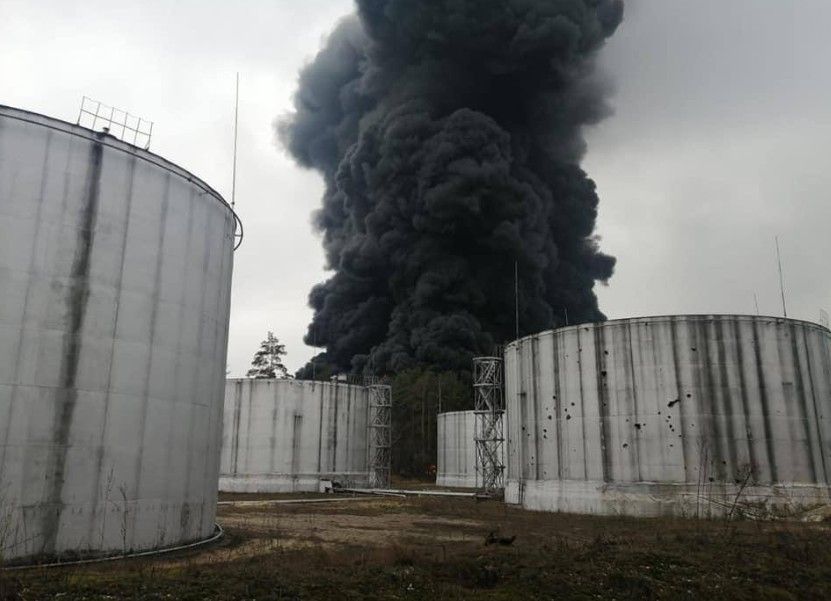 Depósito de petróleo en Chernihiv en llamas
