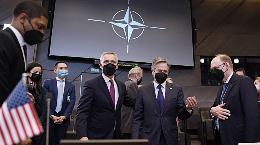 El secretario de Estado norteamericano Antony Blinken y el secretario general de la OTAN Jens Stoltenberg, en la reunión que la OTAN mantuvo en la capital belga.