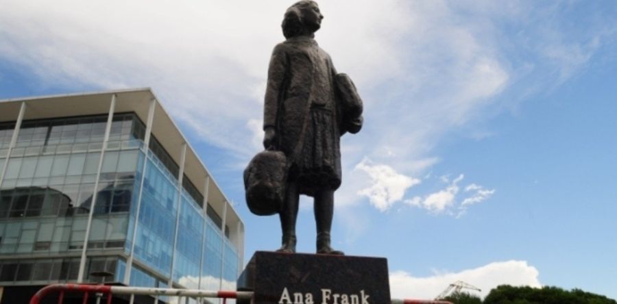 Estatua de Ana Frank en Puerto Madero 20220303