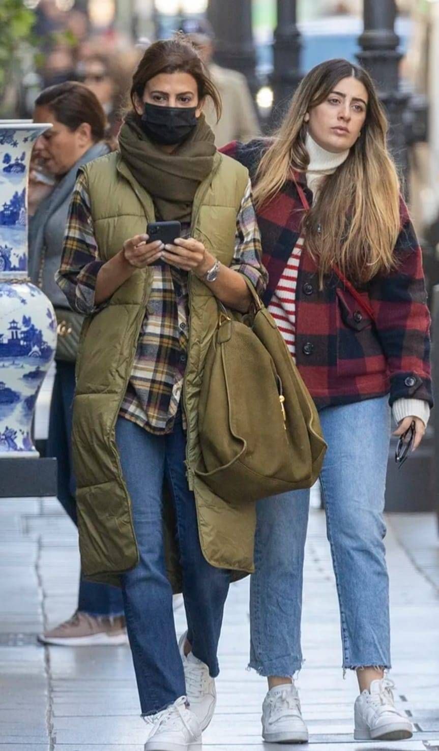 Juliana Awada dio un breve paseo por Madrid junto a su hija Valentina Barbier