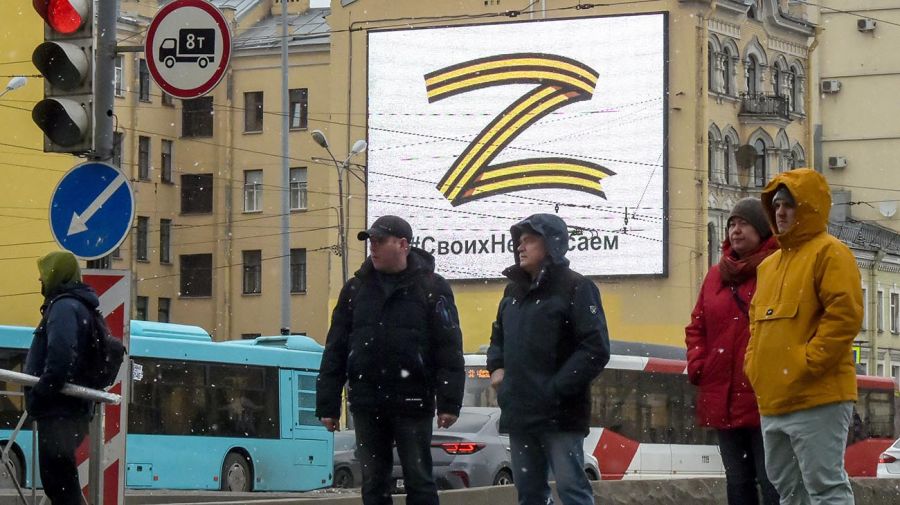 RUSIA-UCRANIA Un manifestante pinta el letrero 