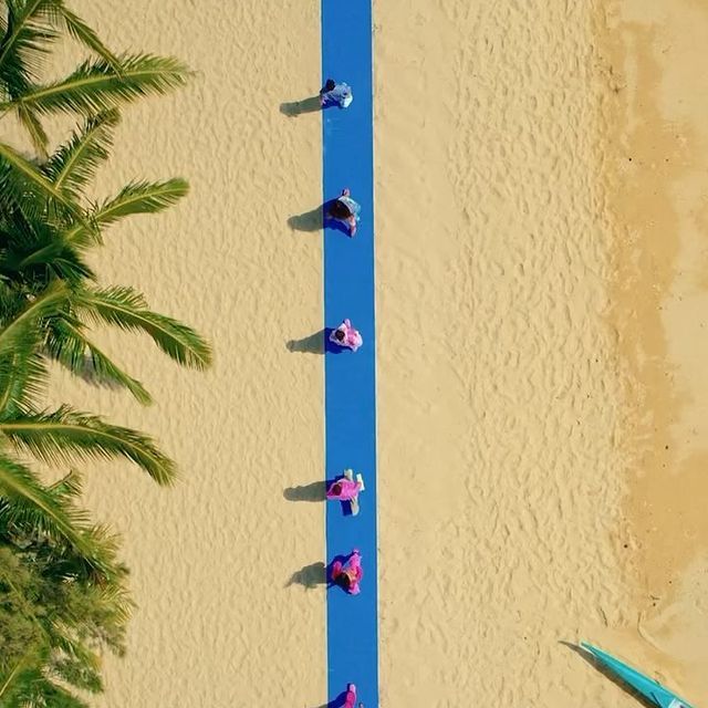 El impresionante desfile de Jacquemus en las playas de Hawái 