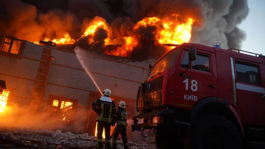 El Servicio Estatal de Emergencia de Ucrania: como resultado del bombardeo ruso en el distrito Sviatoshyn de Kyiv, se incendió un almacén.
