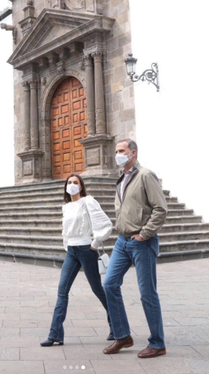 Letizia Ortíz elige un look de jeans para una visita oficial 