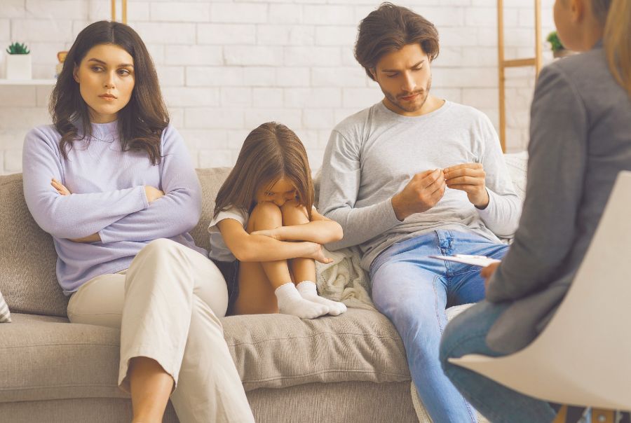Habitualmente, este fenómeno está desencadenado por uno de los padres respecto al otro, tras un proceso de divorcio, ruptura o separación.