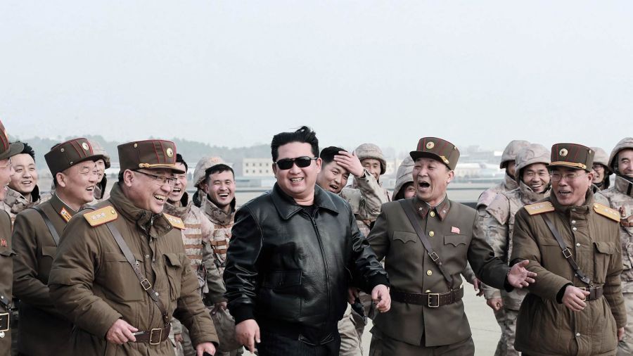 Fotogaleria Esta foto muestra al líder norcoreano Kim Jong Un caminando con personal militar de Corea del Norte