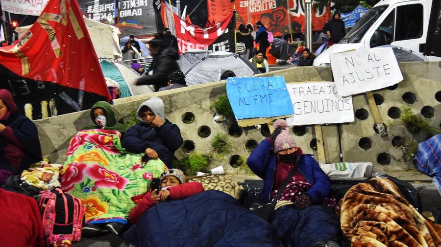 Acampe frente al ministerio de Desarrollo Social en reclamo de ayuda económica, planes, trabajo y mejoras salariales 20220331