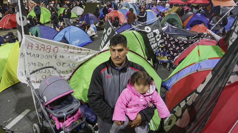 Organizaciones piqueteras continúan el acampe sobre la avenida 9 de julio 20220331