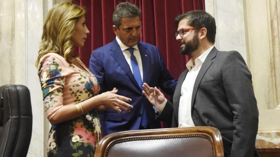 Massa junto a Boric en el congreso 20220404