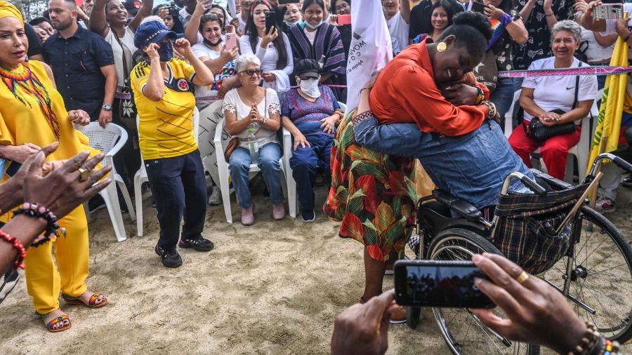 Fotogaleria La candidata a la vicepresidencia de Colombia, Francia Márquez, abraza a un simpatizante durante un acto de campaña antes de las elecciones generales de mayo, en Colombia