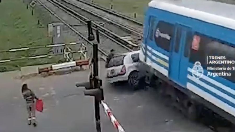 Accidente de Tren y auto en Merlo Pcia. de Buenos Aires 20220408