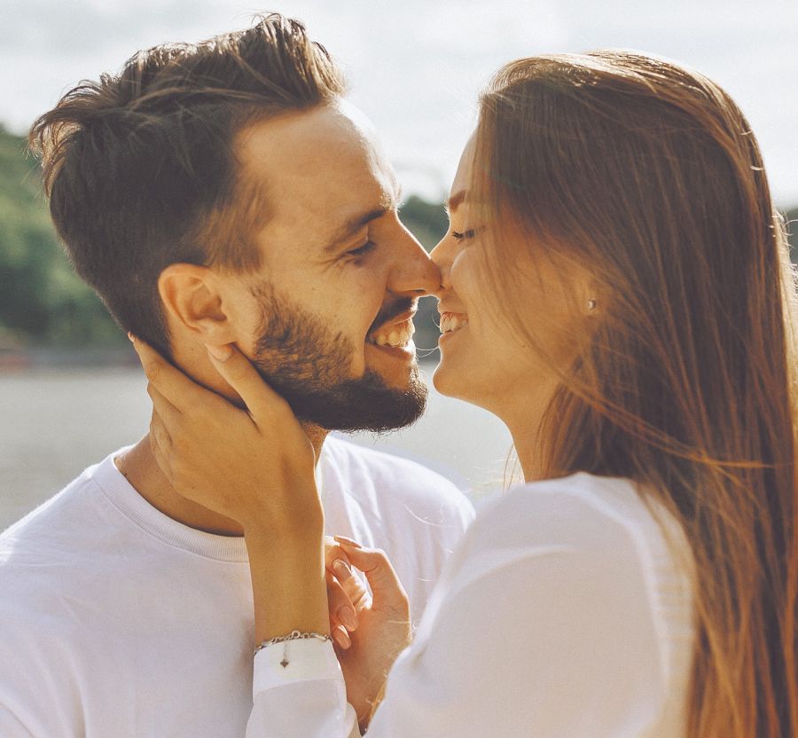 Los besos involucran tres sentidos: el gusto, el tacto y el olfato. Cada uno por separado es capaz de producir una fuerte reacción emocional y química entre los participantes