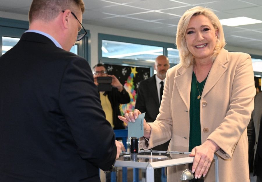 La candidata ultraderechista Marine Le Penn, sale luego de emitir su voto este domingo en Henin-Beaumont, en el norte de Francia.