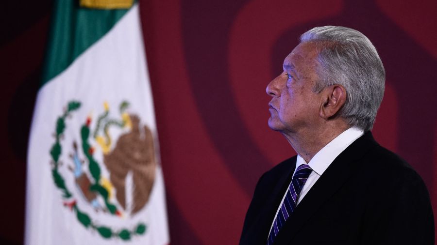 Fotogaleria El presidente de México, Andrés Manuel López Obrador, observa una gráfica durante su conferencia de prensa matutina en Ciudad de México