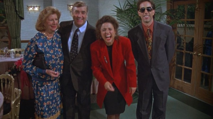 Liz Sheridan, Julia Louis-Dreyfus, Barney Martin y Jerry Seinfeld in Seinfeld (1989)