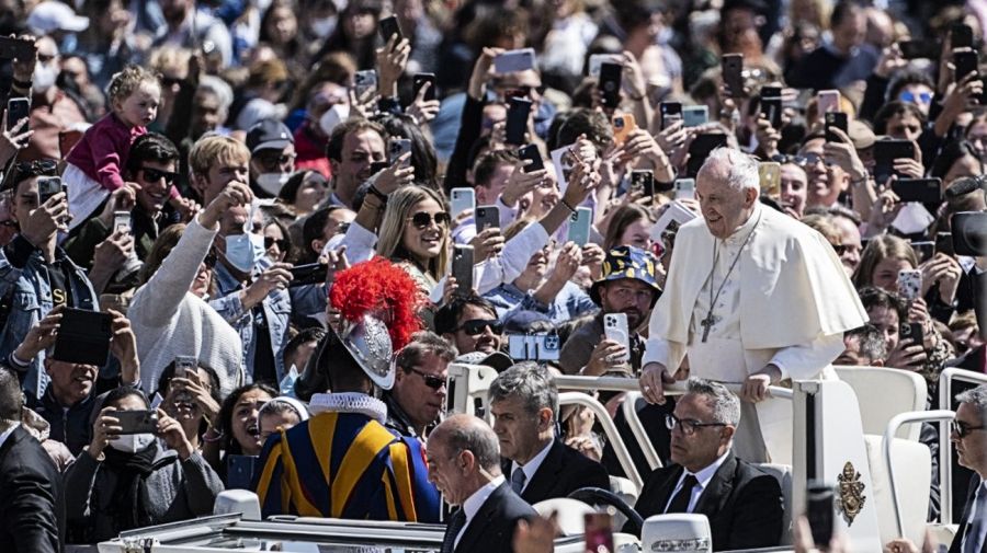El Papa Francisco, en las celebraciones de la Pascua 2022, en la Plaza de San Pedro.