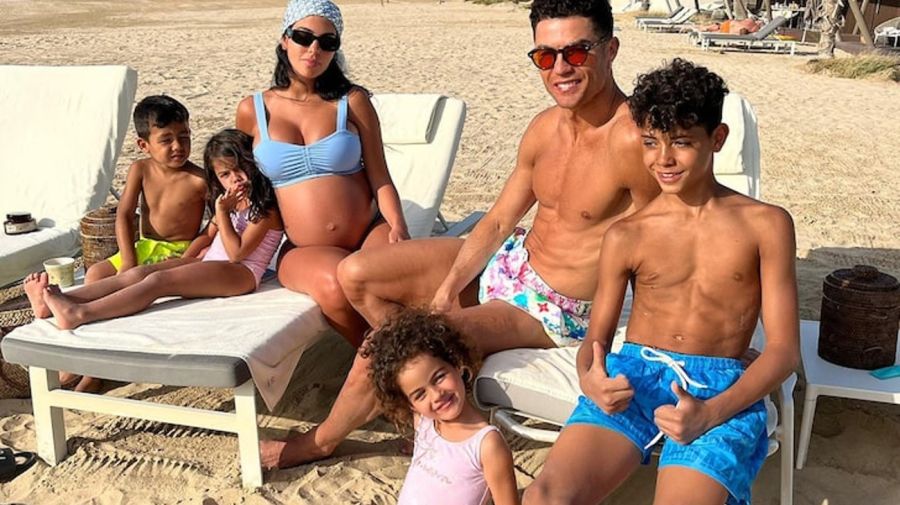 Cristiano Ronaldo y Georgina Rodriguez conm sus hijos