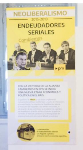 El cartel de Mauricio Macri en la muestra 