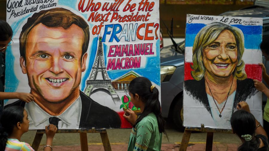 Fotogaleria studiantes posan cerca de cuadros del presidente francés y candidato a la reelección Emmanuel Macron y Marine Le Pen en India