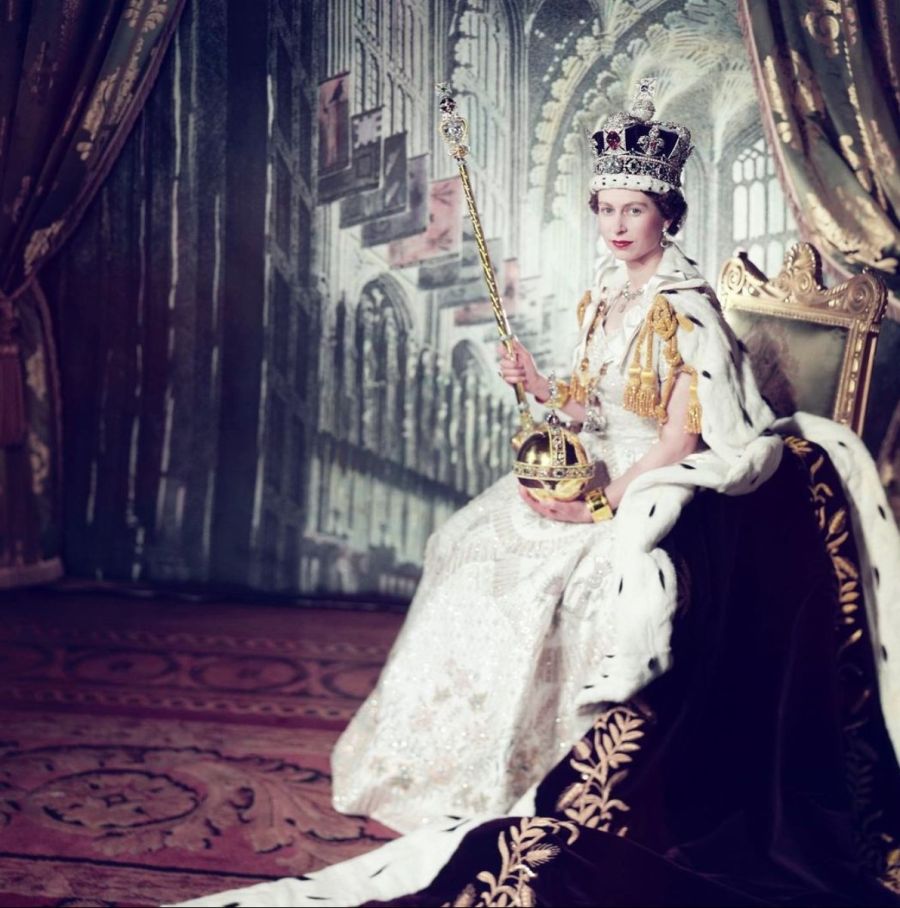 Marie Claire | Cumpleaños de la Reina Isabel: sus vestidos de gala más  icónicos