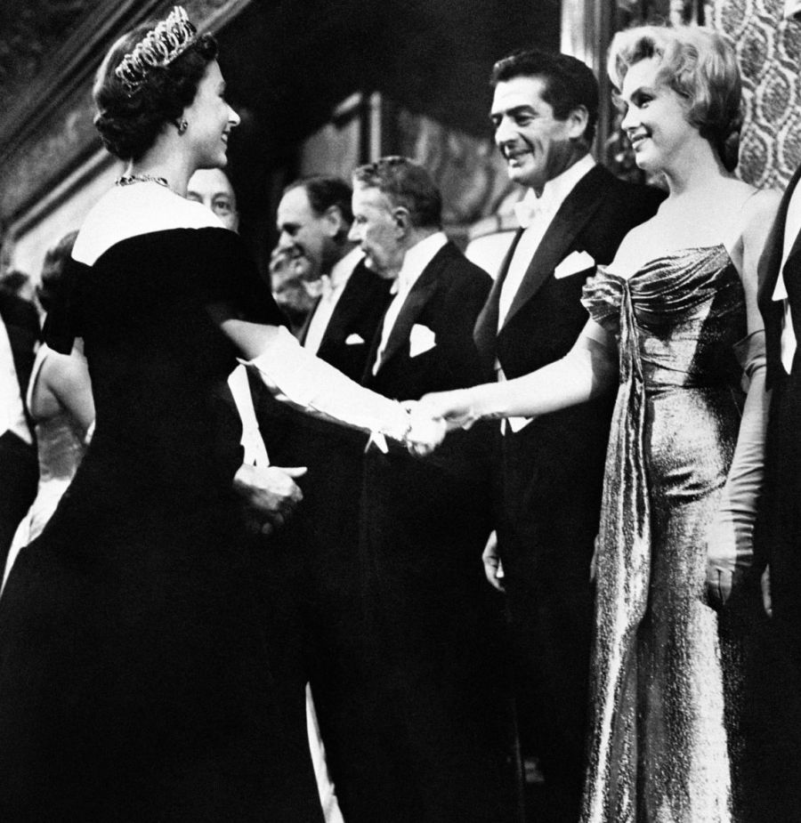 Marie Claire | Cumpleaños de la Reina Isabel: sus vestidos de gala más  icónicos