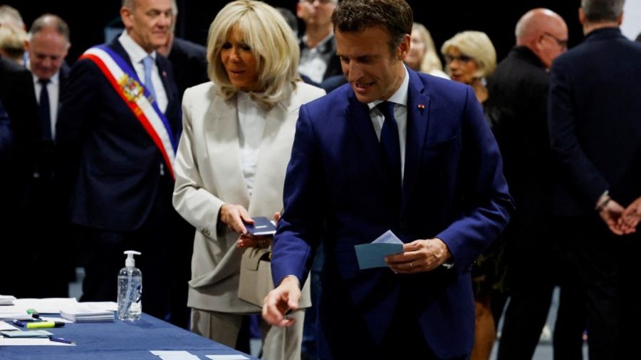 Emmanuel Macron, al votar este domingo en Le Touquet, en el norte de Francia.