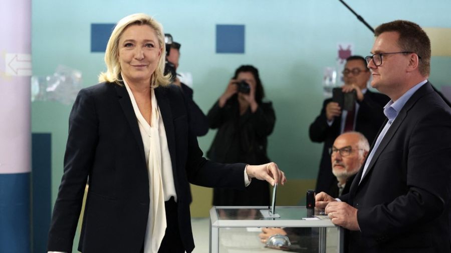Marine Le Pen votando en la segunda vuelta de Francia.