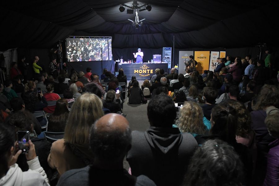 Chef famosos, patio gastronómico, música en vivo y una multitud: feria culinaria y un paseo original por Monte Hermoso