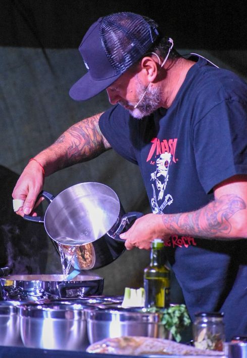 Chef famosos, patio gastronómico, música en vivo y una multitud: feria culinaria y un paseo original por Monte Hermoso