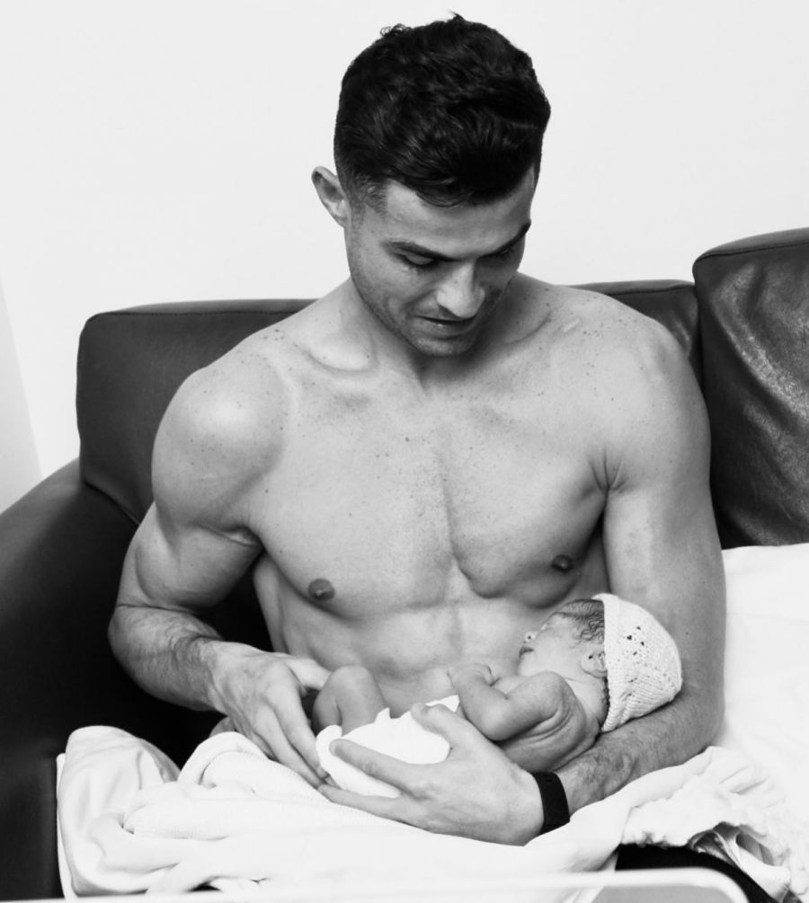 Cristiano Ronaldo conmovió al mundo con esta foto junto a su hija recién nacida