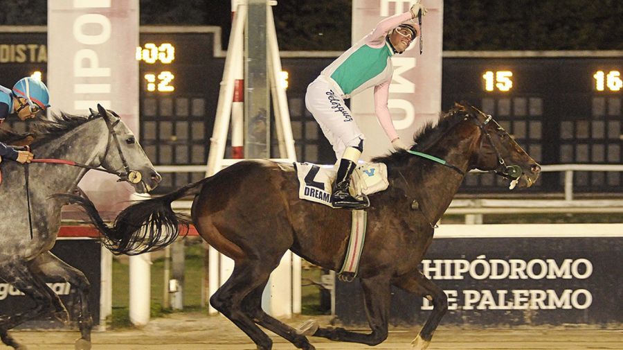 Dreaman, el caballo de Mario Pontaquarto, ganando en Palermo el Gran Premio de Honor (G1).