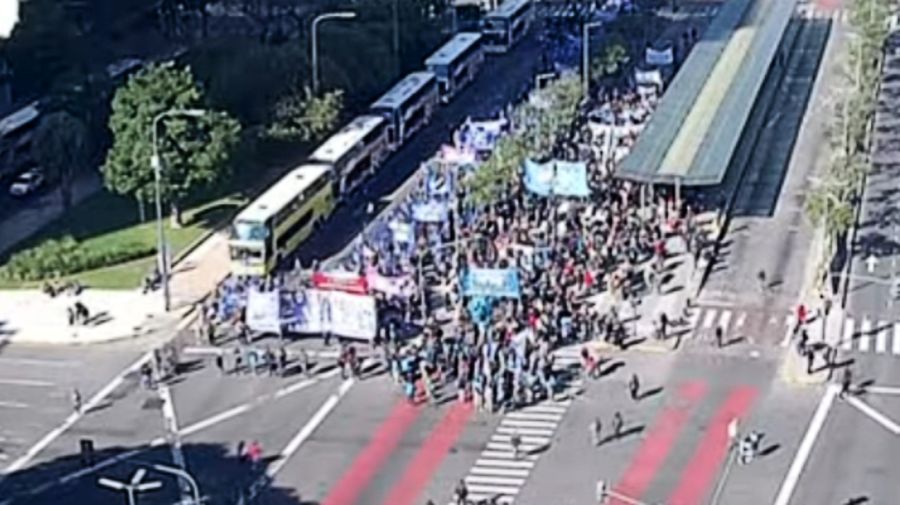 Movimientos sociales se concentran en la 9 de Julio.