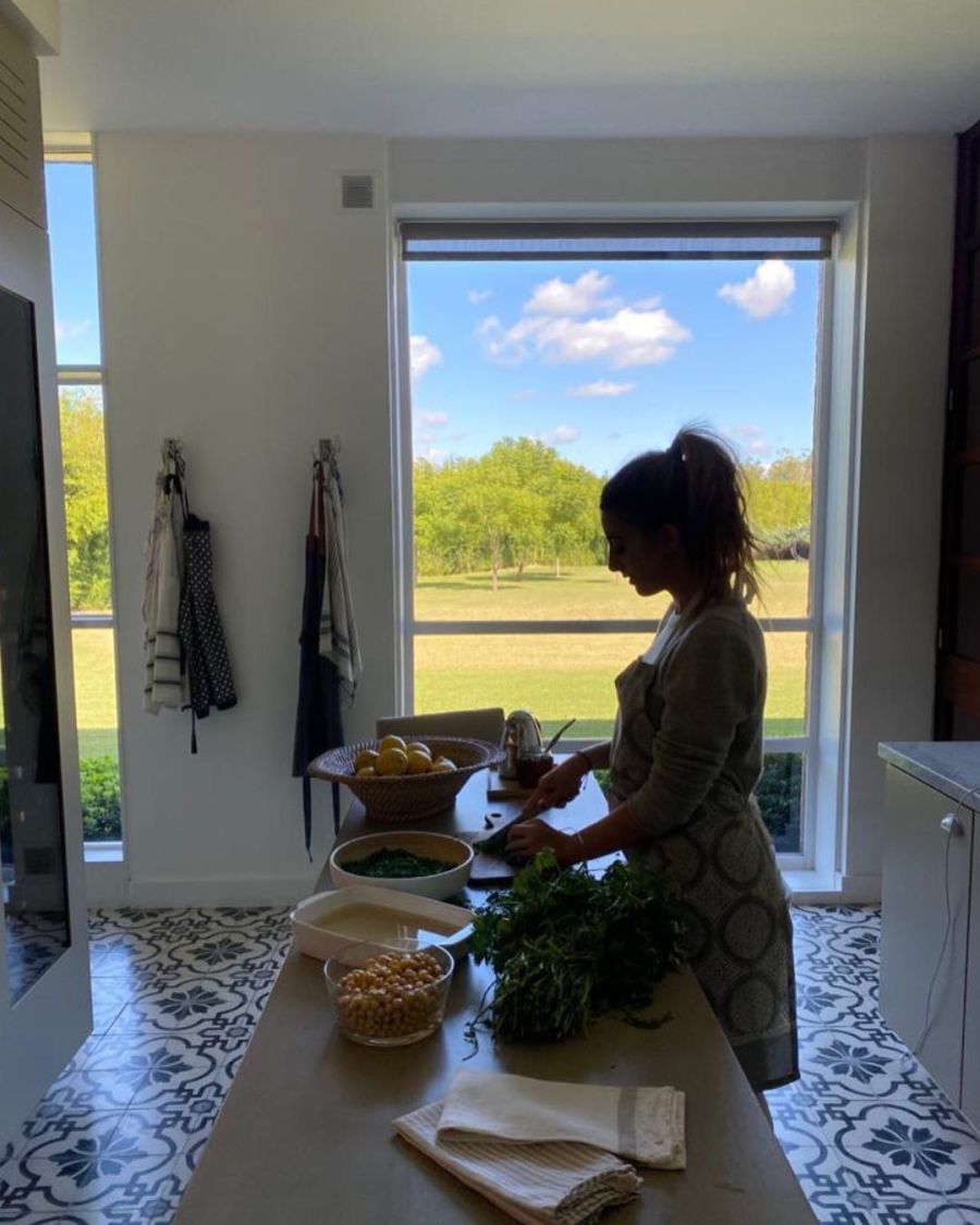 Juliana Awada mostró su huerta y el lado sofisticado de su cocina