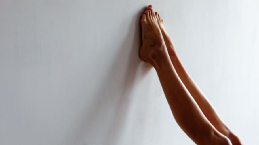 Legs On Wall: la postura que mejora el sueño y alivia dolores menstruales 