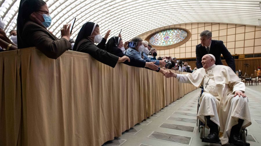 Fotogaleria El Papa Francisco en silla de ruedas reuniéndose con peregrinos en una audiencia a los participantes de la Asamblea Plenaria en el aula Pablo VI en el Vaticano