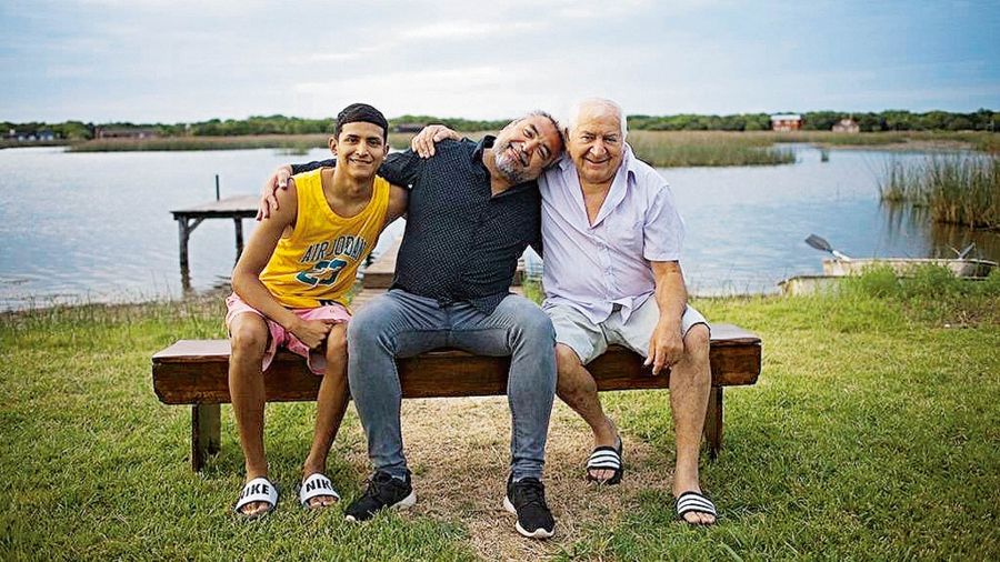 Cristian Alarcón con su hijo y su padre
