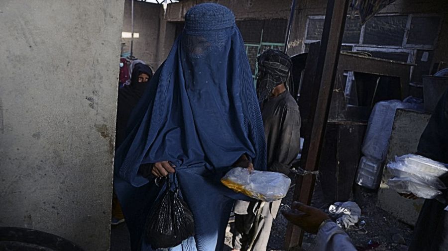 Los talibanes volvieron a imponer la burka a las mujeres en Afganistán.