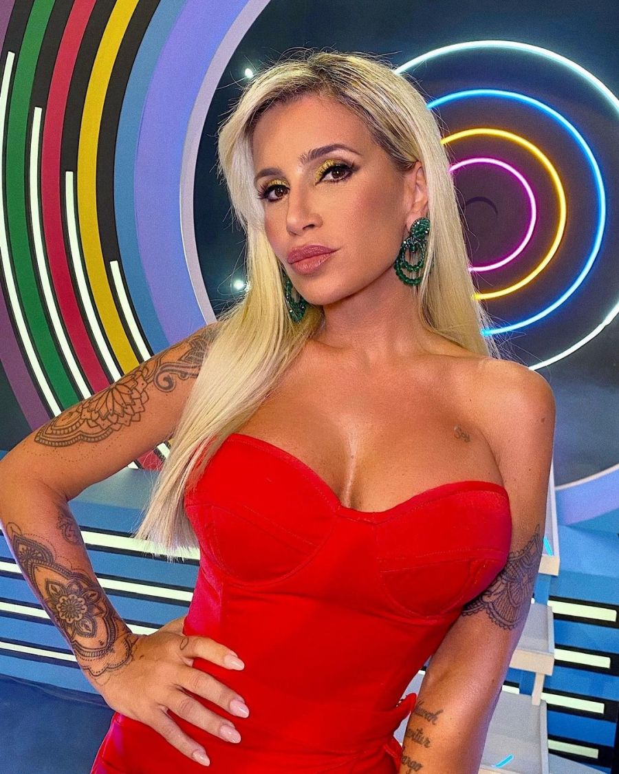 Flor Peña debutó en América TV con un look “total red”