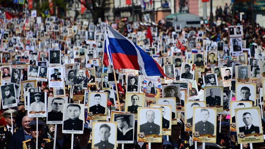 Fotogaleria La gente lleva retratos de sus familiares -soldados de la Segunda Guerra Mundial- mientras participan en la marcha del Regimiento Inmortal en la ciudad oriental de Vladivostok