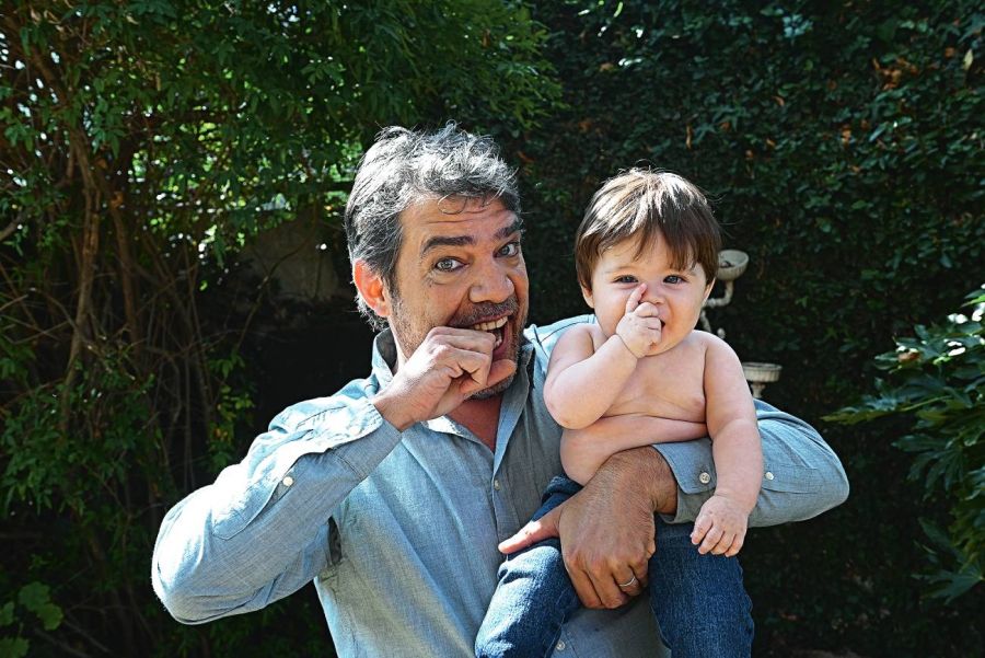 Alberto Cormillot junto al pequeño Emilio: 