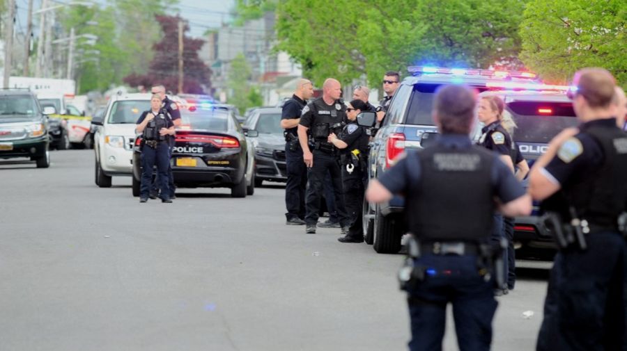 Un hombre desató una masacre en un comercio de Buffalo. Mató a 10 personas antes de ser detenido.