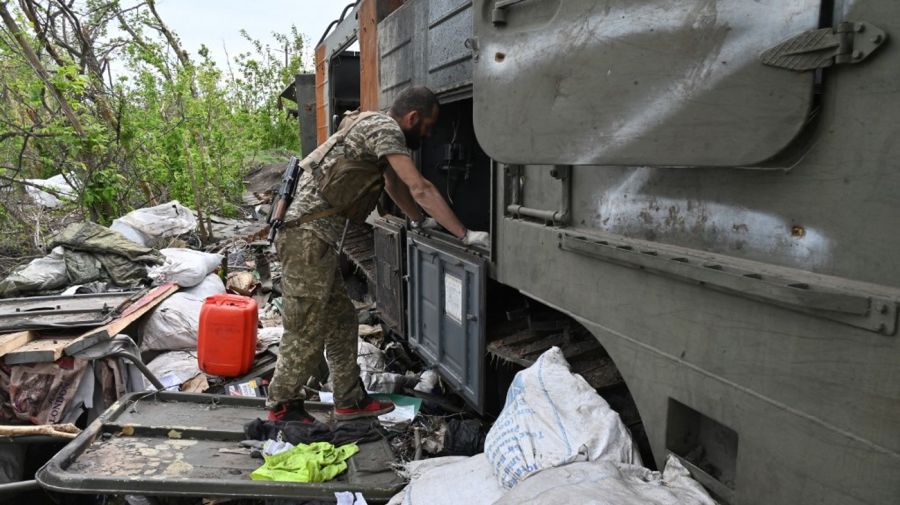 Un soldado ucraniano revisa un vehiculo abandonado por los rusos en Jarkov.