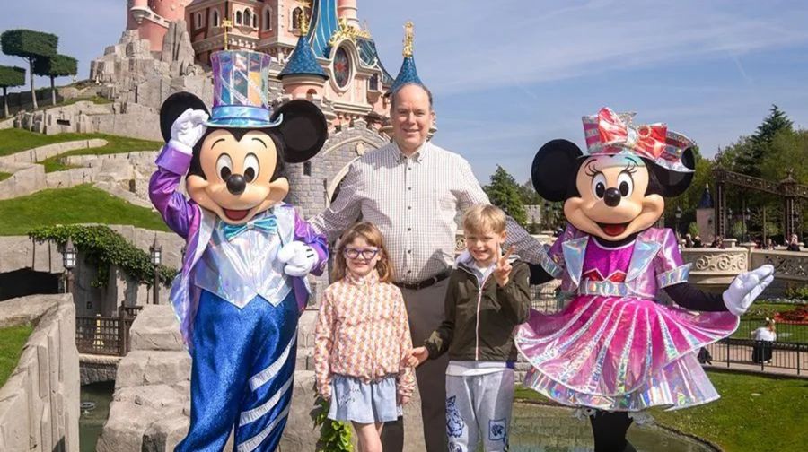 Sin Charléne, Alberto de Mónaco viaja a Disney con Jacques y Gabriella 