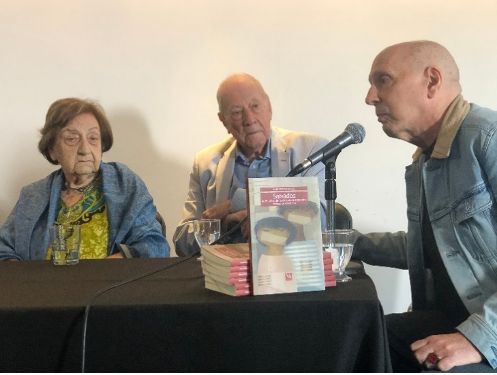 Maud Cox de Daverio, Robert Cox y Uki Goñi en la presentación del libro Salvados 