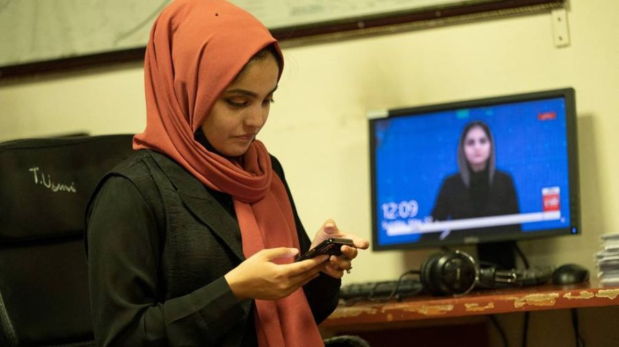 Periodistas afganas protestan mostrando su rostro en televisión 