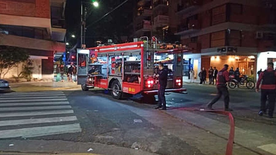Los bomberos montaron un rápido operativo en el incendio de Belgrano.