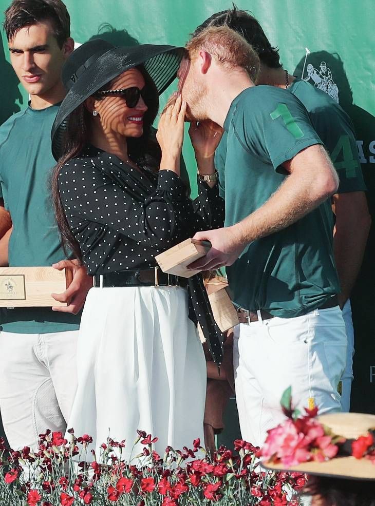 Meghan Markle y el Príncipe Harry, sin protocolo: apasionado beso en un partido de polo 